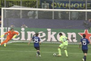 九游体育下载-逆天了巴萨多打少加西亚包抄后点，索默竟然神扑挡出！