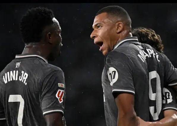 九游体育下载-皇马变阵自寻烦恼 双星救主成功但下回呢？