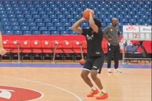 九游体育下载-今晚迎来首秀！赛前的投篮训练 上海新援梅肯弧顶三分命中率极高