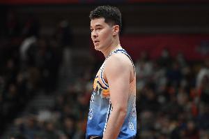 九游体育下载-苦苦支撑！阿不都上半场10中6&amp;三分2中2高效砍15+4 队内唯一上双